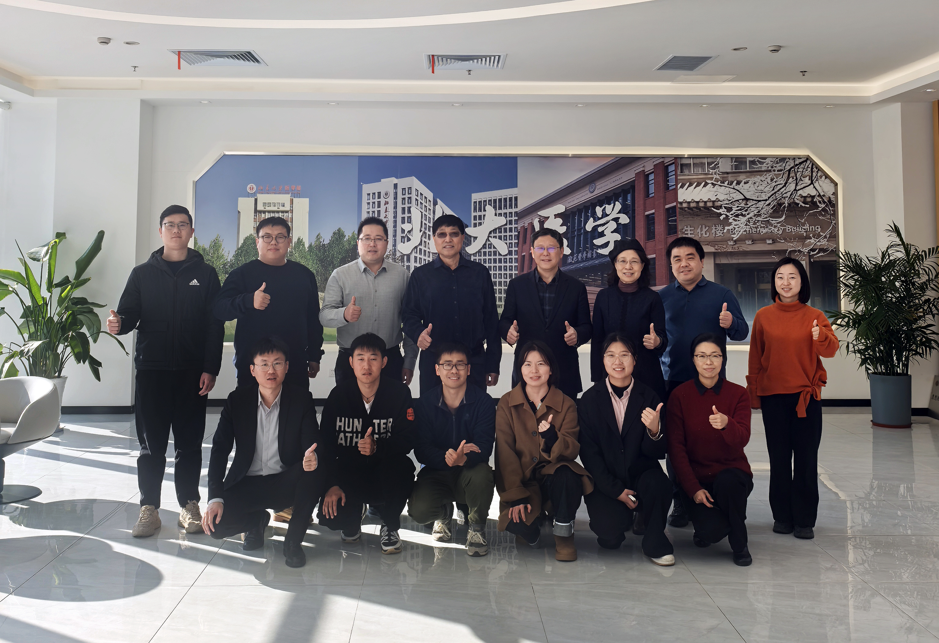 61e41a5f25a6491b86f4a363f6d5f400.jpg 合影.jpg